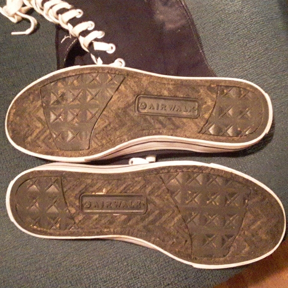 Airwalk zip-up shies - Picture 2 of 3